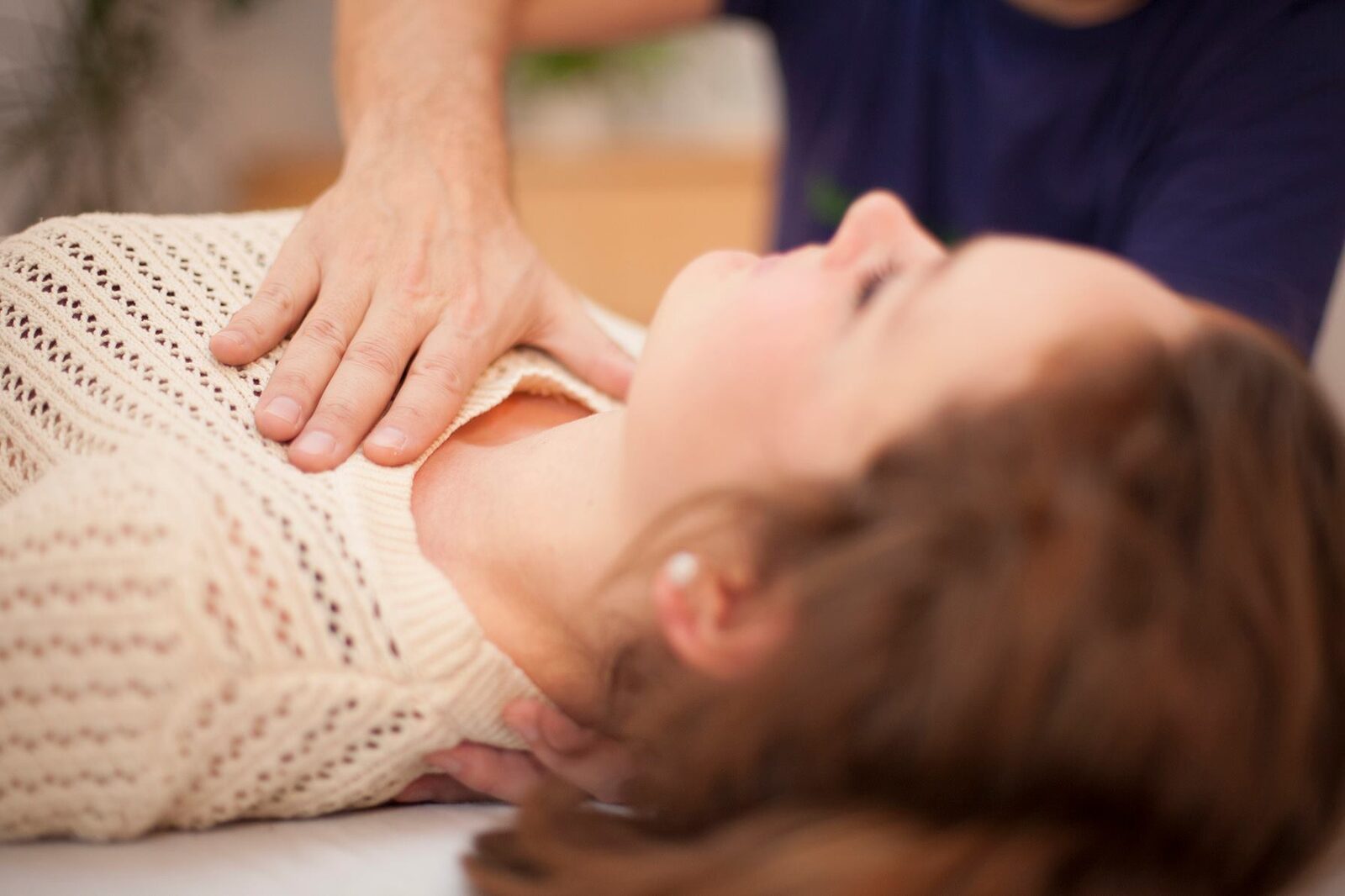 Therapeutische Berührung am Kopf